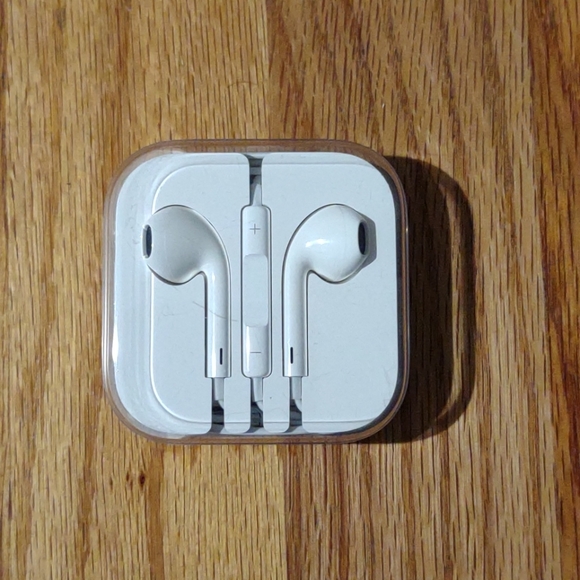 Apple Other - NIB Apple Earbuds w/microphone & headphone jack